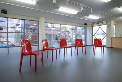 椅子は15脚ご用意がございます。 - レンタルスタジオカラット 大口リノリウムダンススタジオの室内の写真