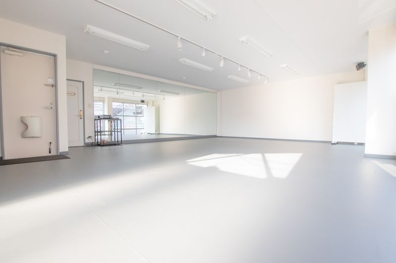 グレーと白を基調としたスタジオです。光がたくさん差し込みます。 - レンタルスタジオカラット 大口リノリウムダンススタジオの室内の写真