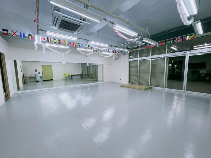 80㎡　バレエ用リノリウム床　ほぼ四角形、グループレッスン使いやすい - 蕨レンタルダンススタジオ 蕨バレエ　ヨガダンススタジオの室内の写真