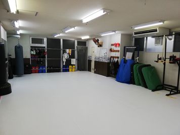 施設内 - レンタルスペース武人 設備充実トレーニングスペースの室内の写真