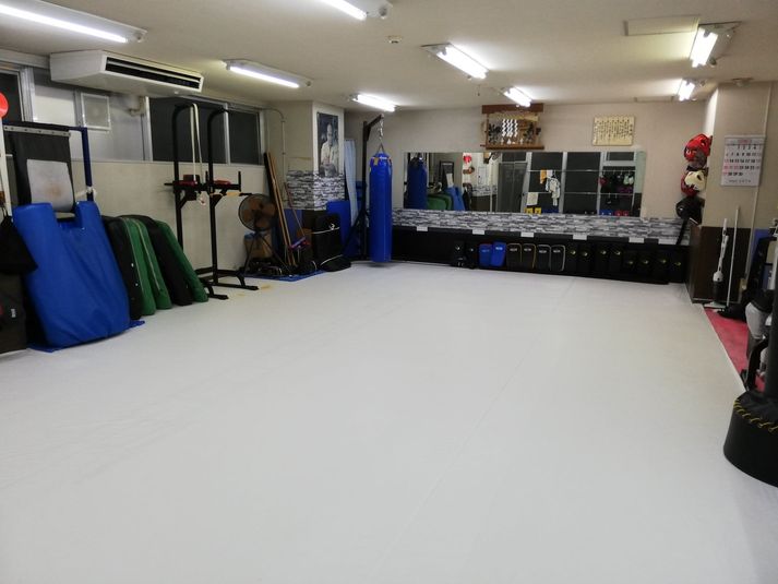 施設内
広さは約20坪 - レンタルスペース武人 設備充実トレーニングスペースの室内の写真