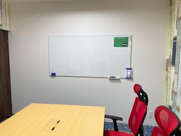 BIZcomfort大阪江戸堀 6名用貸会議室の室内の写真