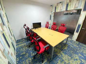 BIZcomfort大阪江戸堀 6名用貸会議室の室内の写真