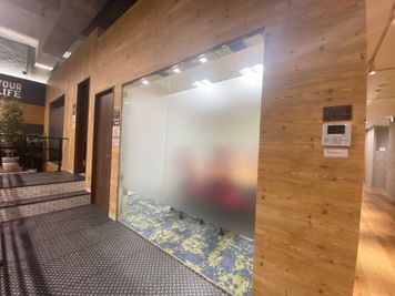 BIZcomfort大阪江戸堀 6名用貸会議室の室内の写真