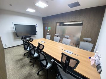 BIZcomfort大阪江戸堀 8名用貸会議室の室内の写真