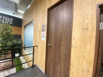 BIZcomfort大阪江戸堀 8名用貸会議室の室内の写真