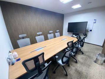 BIZcomfort大阪江戸堀 8名用貸会議室の室内の写真