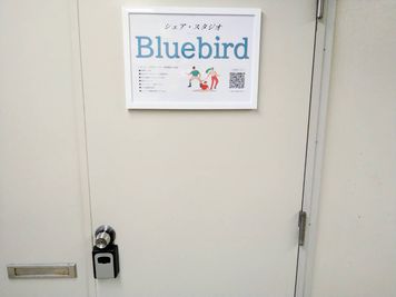 ドア看板 - シェア・スタジオ Bluebird《元町Aスタジオ》 レンタルスタジオの入口の写真