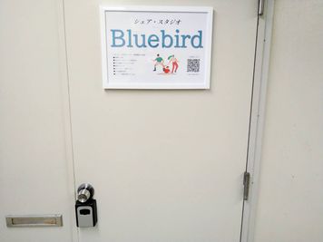 ドア看板 - シェア・スタジオ Bluebird《元町Aスタジオ》 レンタルスタジオの入口の写真