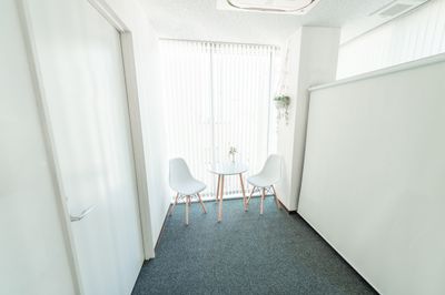【控室】別階にバックヤードあり。荷物置き場、控室、メイクルーム等に。
※平日はビルの都合によりお貸しできない可能性があります。（事前にご確認ください。） - 銀座レンタル配信スタジオルアン レンタルスタジオルアン【多目的イベントスペース】の設備の写真