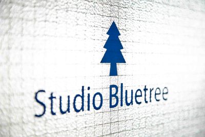 スタジオ ブルーツリー Studio Bluetreeの入口の写真