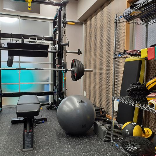 各種トレーニング機材揃えております - PersonalGymLL パーソナルジムエルエルの室内の写真