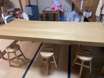 6人がけでゆったりとご利用いただけます。 - asis フリースペースの室内の写真