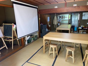 スクリーンで会議や動画鑑賞会などにもご利用いただけます。 - asis フリースペースの室内の写真