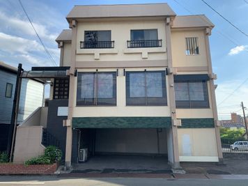 階段上がって左手が入り口でございます。 - レンタルスペースDeals水前寺 レンタルサロンDealsの外観の写真