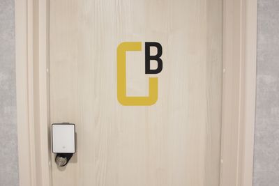 こちらのお部屋はRoom Bです。ワンタイムキーのスマートロックで安心してご利用いただけます。 - RENT STAR 日本橋人形町 人形町 Room B (1~3人用個室)の入口の写真
