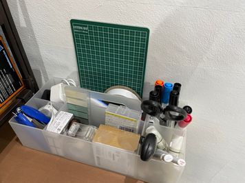 学習やリモートで使える文具類 - JK Studio 三宮 ウエストモンドビルB1 【地域最安値❗1500 -> 777円】ダンスレッスンスタジオの室内の写真