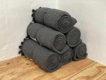 肌寒い時に便利な膝掛け - JK Studio 三宮 ウエストモンドビルB1 【地域最安値❗1500 -> 777円】ダンスレッスンスタジオの室内の写真