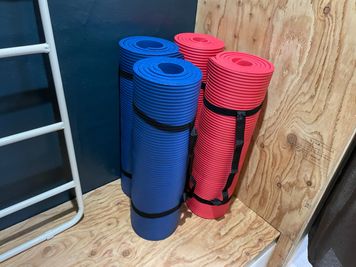 ヨガマットは安心の厚みがあります！ - JK Studio 三宮 ウエストモンドビルB1 【地域最安値❗1500 -> 777円】ダンスレッスンスタジオの室内の写真