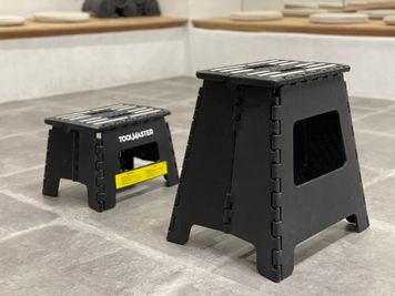 折り畳みしき踏み台は大小揃えております。 - JK Studio 三宮 ウエストモンドビルB1 【地域最安値❗1500 -> 777円】ダンスレッスンスタジオの室内の写真