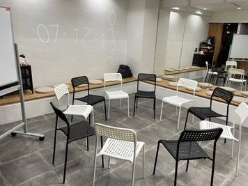 ディベート大会にも！ - JK Studio 三宮 ウエストモンドビルB1 【地域最安値❗1500 -> 777円】ダンスレッスンスタジオの室内の写真