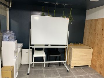 大型ホワイトボード設置 - JK Studio 三宮 ウエストモンドビルB1 【地域最安値❗1500 -> 777円】ダンスレッスンスタジオの室内の写真
