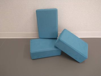ポーズの補助に使えるヨガブロック(無料) - シェア・スタジオ Bluebird《元町Aスタジオ》 レンタルスタジオの設備の写真