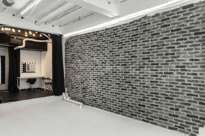 アーティストフォトスタジオ四谷 格安幅11m3面R白ホリスタジオの室内の写真