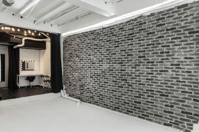 アーティストフォトスタジオ四谷 激安駅チカ幅11m3面R白ホリ＿スモーク大音量クロマキー可能の室内の写真