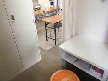 控室に小さなテーブルもあります - レンタルサロンめぐみ会議室 コンビニが近いレンタル教室(2名以上利用)の室内の写真