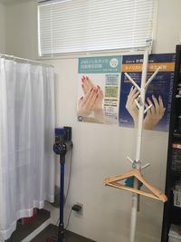 洋服かけ
掃除機 - レンタルサロンめぐみ会議室 コンビニが近いレンタル教室(2名以上利用)の室内の写真