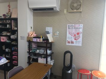 クーラー
空気清浄機 - レンタルサロンめぐみ会議室 コンビニが近いレンタル教室(2名以上利用)の室内の写真