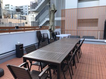 【響テラス】_1階テラス
14-20名同時着席可能 - 【池袋響テラス】（個室+BBQテラス）貸切最大25名 （個室+BBQテラス）パーティ🎉ビジネス🖋懇親会🎤撮影📸の室内の写真