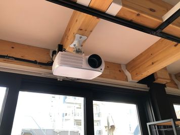 【響テラス】_プロジェクター - 【池袋響テラス】（個室+BBQテラス）貸切最大25名 （個室+BBQテラス）パーティ🎉ビジネス🖋懇親会🎤撮影📸の設備の写真