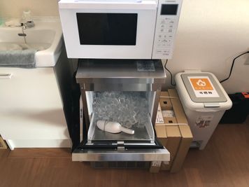 【製氷機】注：製氷機は24時間稼働していて、きれいな氷です。皆様がきれいに使って頂いてる前提に運営していますが、気になる方はご持参ください。 - 【池袋響テラス】（個室+BBQテラス）貸切最大25名 （個室+BBQテラス）パーティ🎉ビジネス🖋懇親会🎤撮影📸の設備の写真