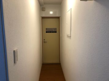 【響テラス】_スペース入口 - 【池袋響テラス】（個室+BBQテラス）貸切最大25名 （個室+BBQテラス）パーティ🎉ビジネス🖋懇親会🎤撮影📸の入口の写真