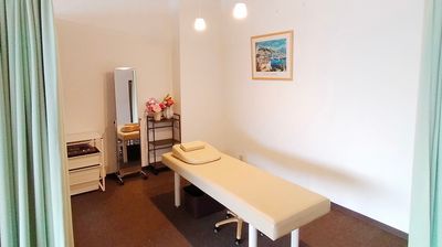 参考：RoomB - Beauty Factory岐阜 レンタルサロンの室内の写真