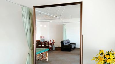 一畳半サイズの大型ミラー。基本RoomCに配置 - Beauty Factory岐阜 レンタルサロンの室内の写真