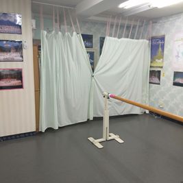 着替スペース1　荷物を置く棚があります。 - ささらバレエアカデミー バレエスタジオレンタルの室内の写真