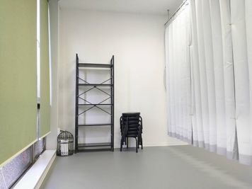 カーテンを閉めれば広々とした更衣スペースを確保できます。 - シェア・スタジオ Bluebird《元町Aスタジオ》 レンタルスタジオの室内の写真