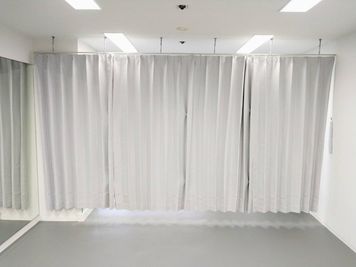 カーテンを閉めれば広々とした更衣スペースを確保できます。 - シェア・スタジオ Bluebird《元町Aスタジオ》 レンタルスタジオの室内の写真
