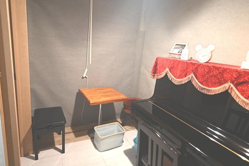 レンタルスペース夕顔瀬 1Fピアノ室（アップライドピアノ）待合室ありの室内の写真