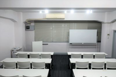 【仲御徒町徒歩45秒】昭和通り PJ/スクリーン/演台/マイク 備品全て無料 会議・研修・打ち合わせ・セミナーなどにおすすめ - 『スマートレンタルスペース』上野御徒町2F