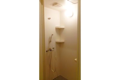 オプションでご利用いただけるシャワールームです。１人用になっており、施錠可能な更衣スペースも手前にございます。 - ドルフィンKOTO 本社ビル オシャレなカフェスペース！の設備の写真