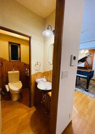 Aルーム

洗面台・トイレ - ゆめ色ミュージックサロンJR久留米 Aルーム (グランドピアノ有)の室内の写真