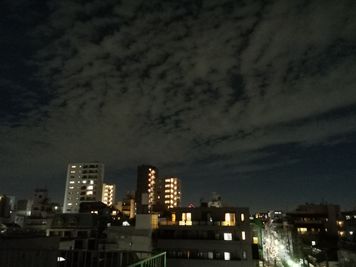 西方向の眺望です（夕方〜夜間） - HIKARIO 1st 屋上の室内の写真