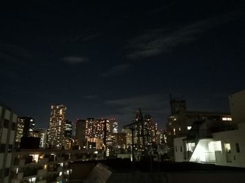 都庁方面の眺望です（夕方〜夜間） - HIKARIO 1st 屋上の室内の写真