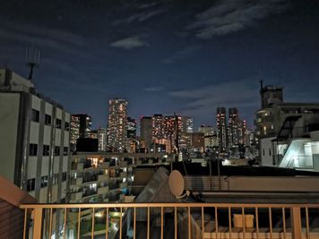 都庁方面の眺望です（夕方〜夜間） - HIKARIO 1st 屋上の室内の写真