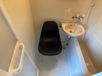 3脚目の椅子はバスルームに収納しています。ご使用後は元に戻してください。 - テレワークスペース初台 少人数専用完全個室型🍃「テレワークスペース初台」の設備の写真