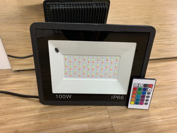 投光器置いてますのでぜひ遊んでみて下さい✨光る速さやパターンなど自由に変えれます✨ - レンタルスペースDeals水前寺 Deals水前寺  ２階スタジオの室内の写真